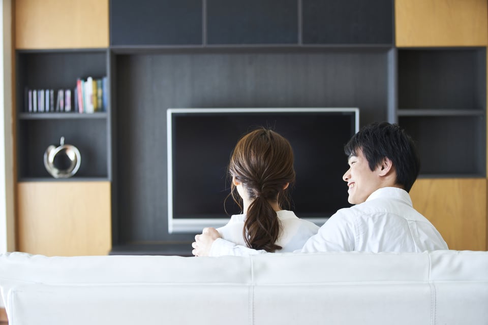 リビングルームに設置したテレビを取り囲むスタイルのシステム収納