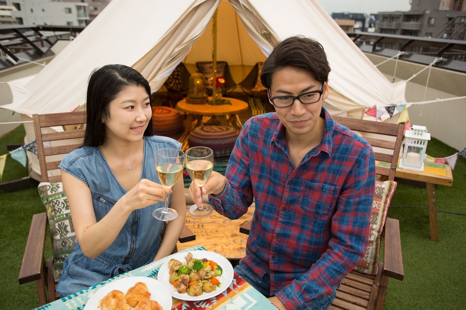 スカイバルコニーでアウトドア気分を味わう夫婦