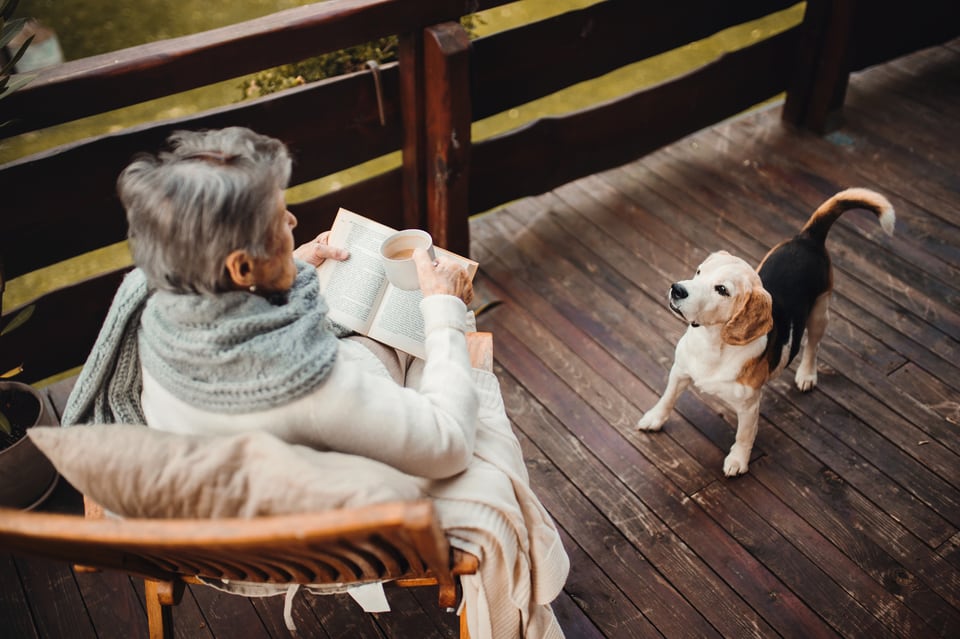 スポークチェアに座りくつろぐ女性と愛犬