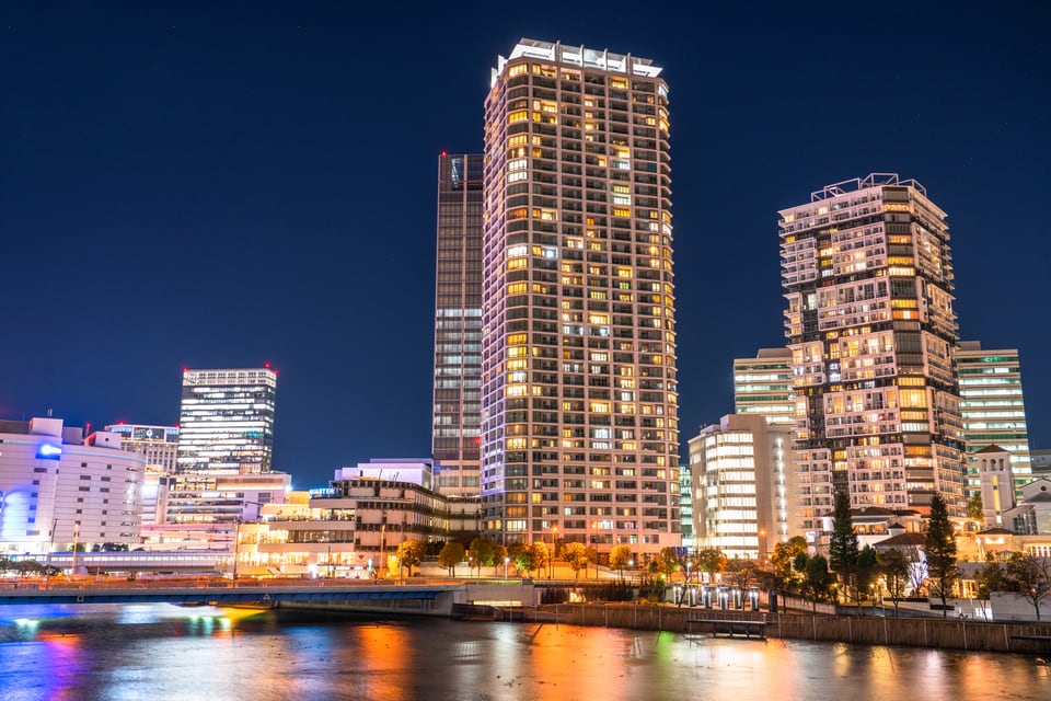 タワーマンションが建ち並ぶ夜景