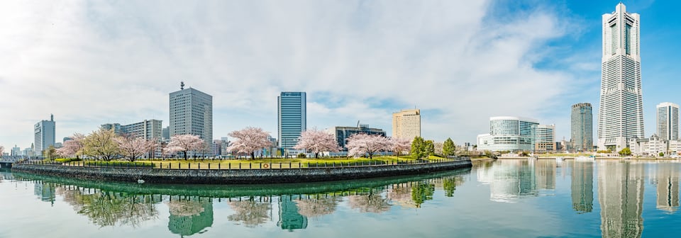 カメラのパノラマ写真機能を使って撮影された横浜・みなとみらい21の景色