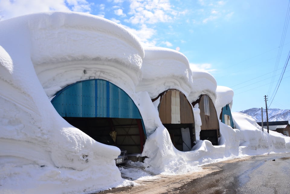 耐雪屋根を採用した豪雪地魚沼の車庫